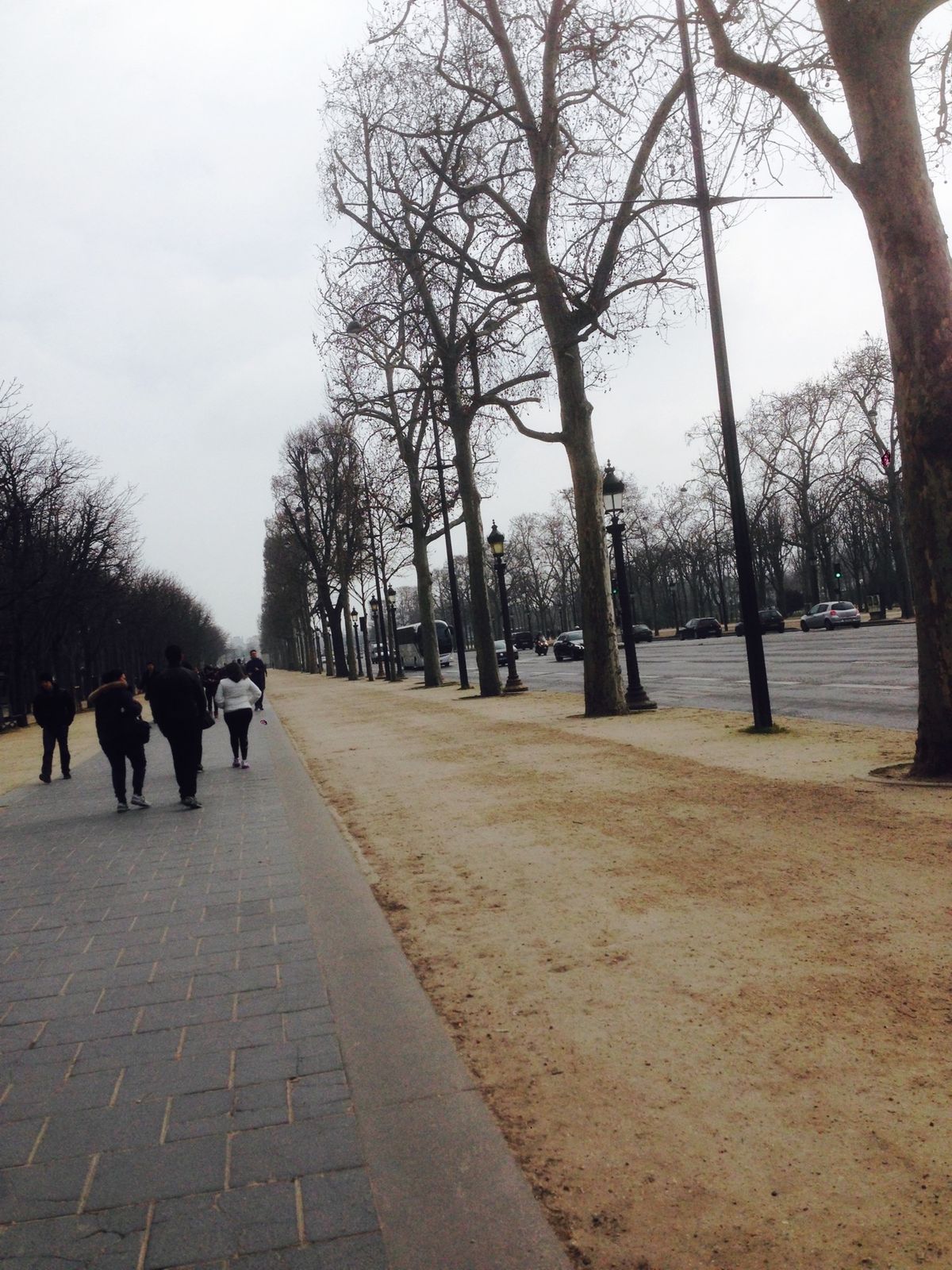 凱旋門とシャンゼリゼ通り。
歩いてると、建物の立派さありきの道幅だったり
...