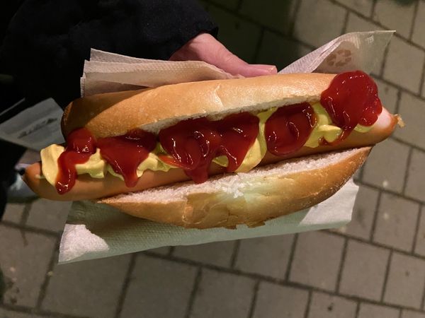 ドイツ・フランクフルト「ドイツ」の写真：決戦前の腹ごしらえ。
やっぱホットドッグ...