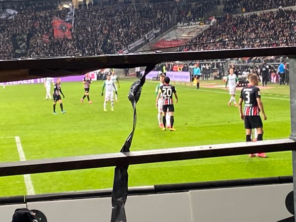 ドイツ・フランクフルト「ドイツ」の写真：前半長谷部さんが入ってすぐに点が入り、怒...