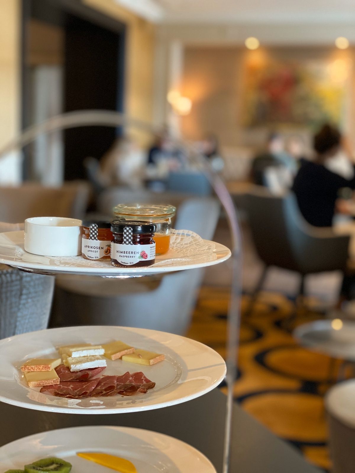 タイムラプス撮影を終えて遅めの朝ごはん。これからチェックアウトしてチューリ...