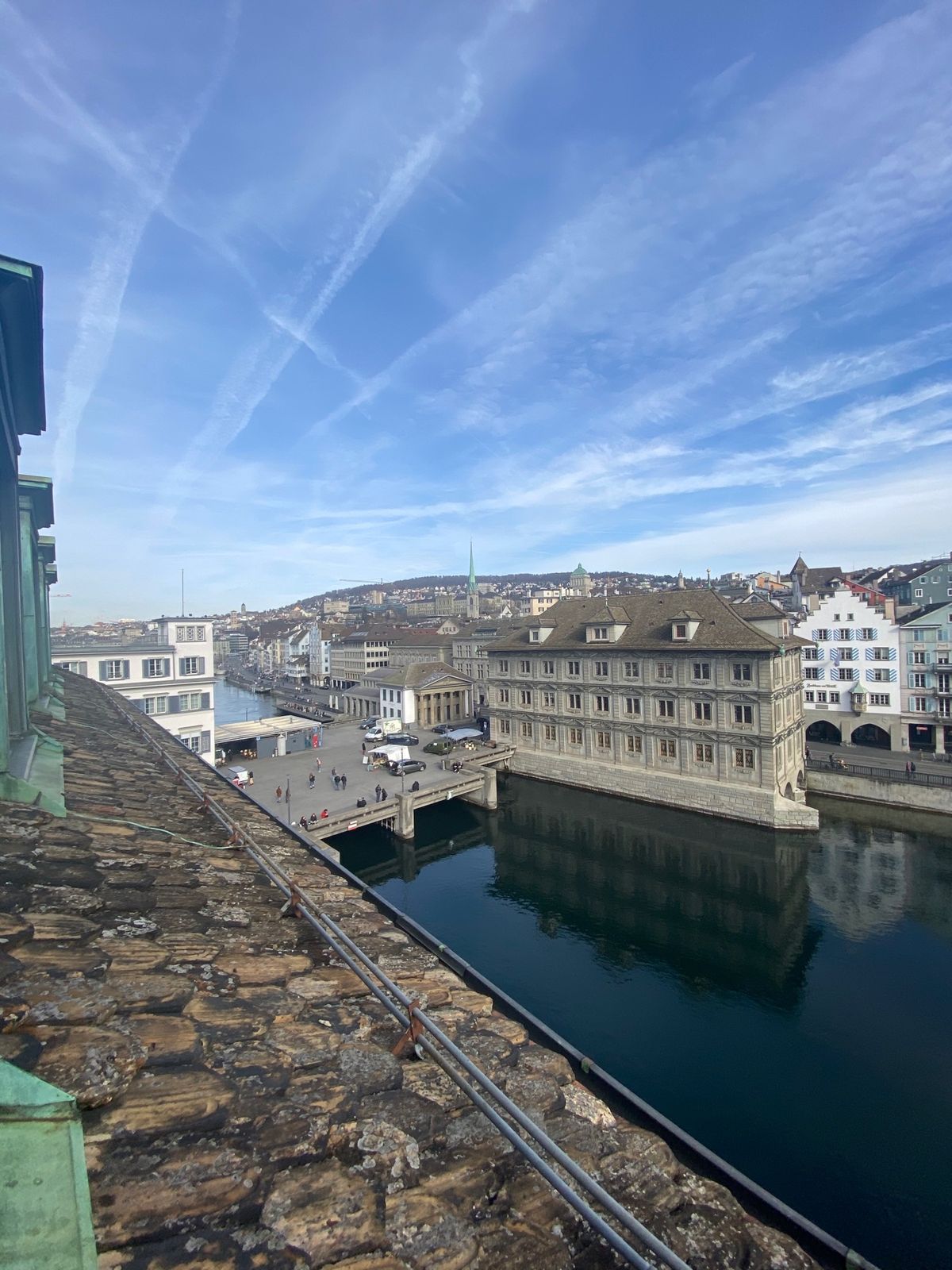 チューリッヒのホテル到着しました〜

『STORCHEN』

目の前には川...