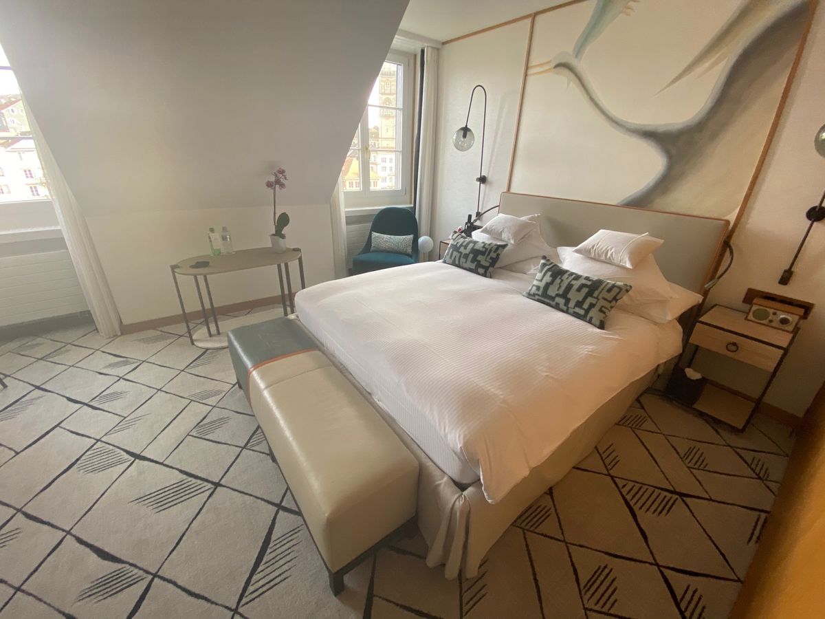 チューリッヒのホテル到着しました〜

『STORCHEN』

目の前には川...