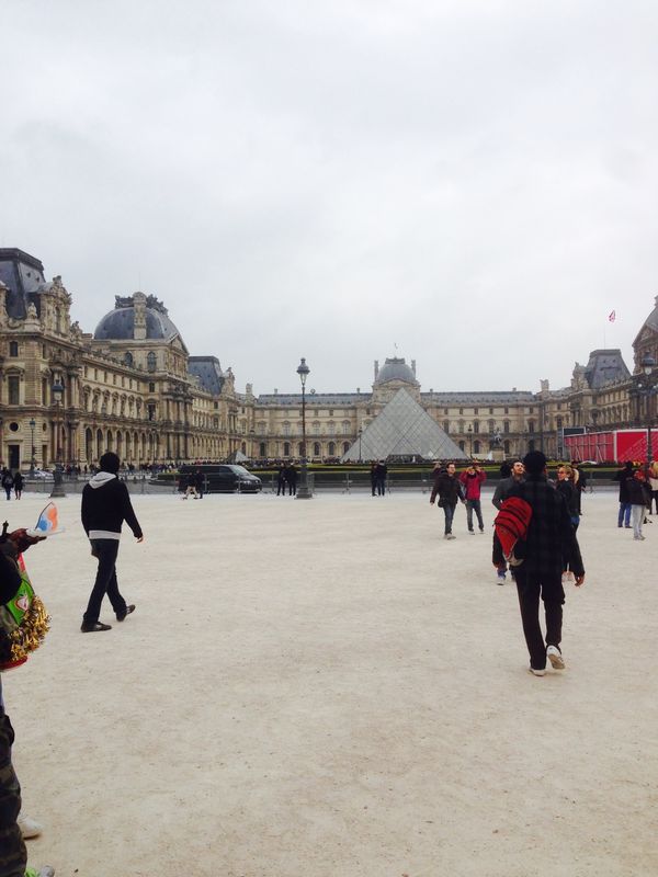 フランス・パリ「パリ」の写真：ルーブル美術館
ひとまずサモトラケのニケ...