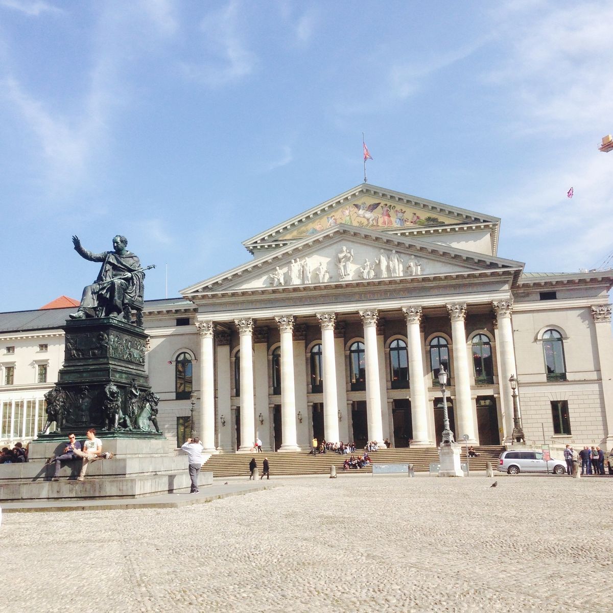 市庁舎の時計台は定刻になると人形が出てきて踊ってくれる。
