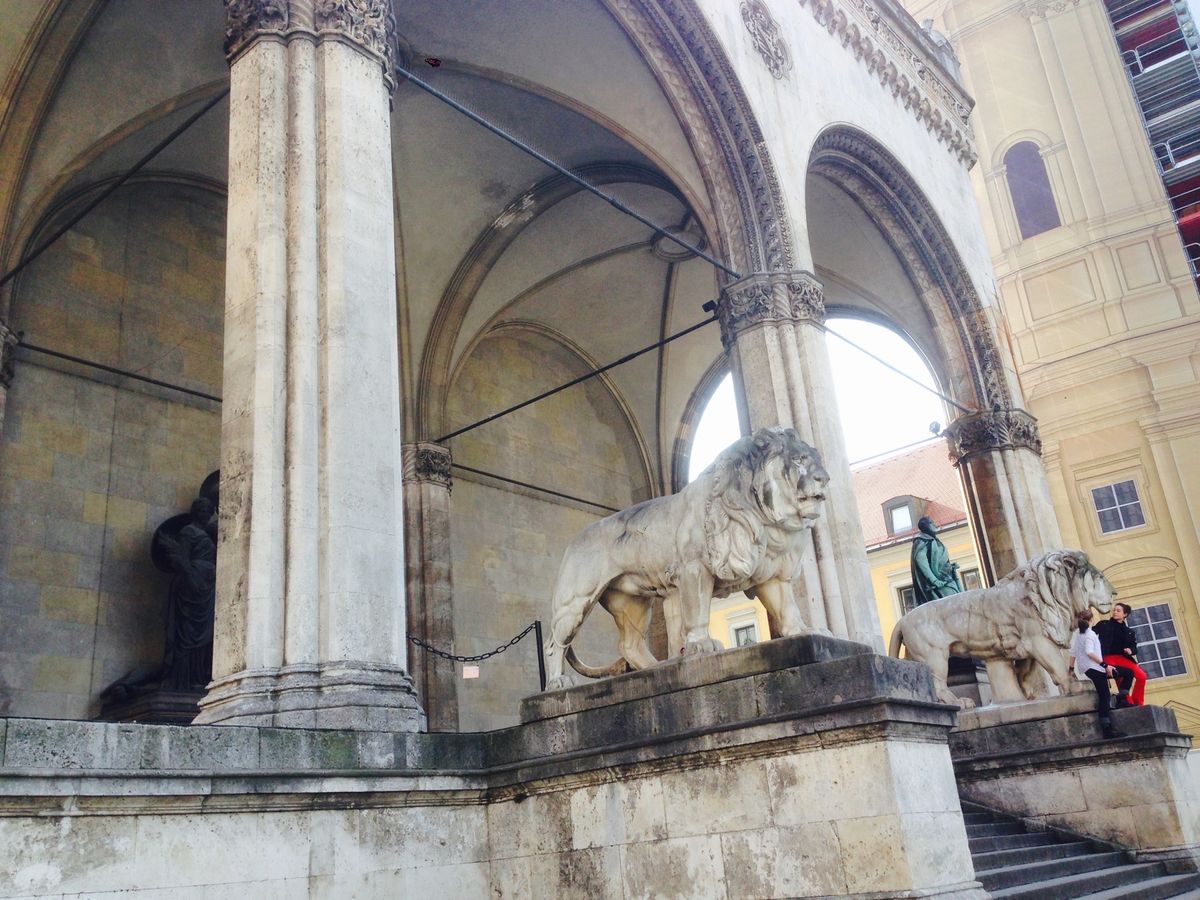 市庁舎の時計台は定刻になると人形が出てきて踊ってくれる。
