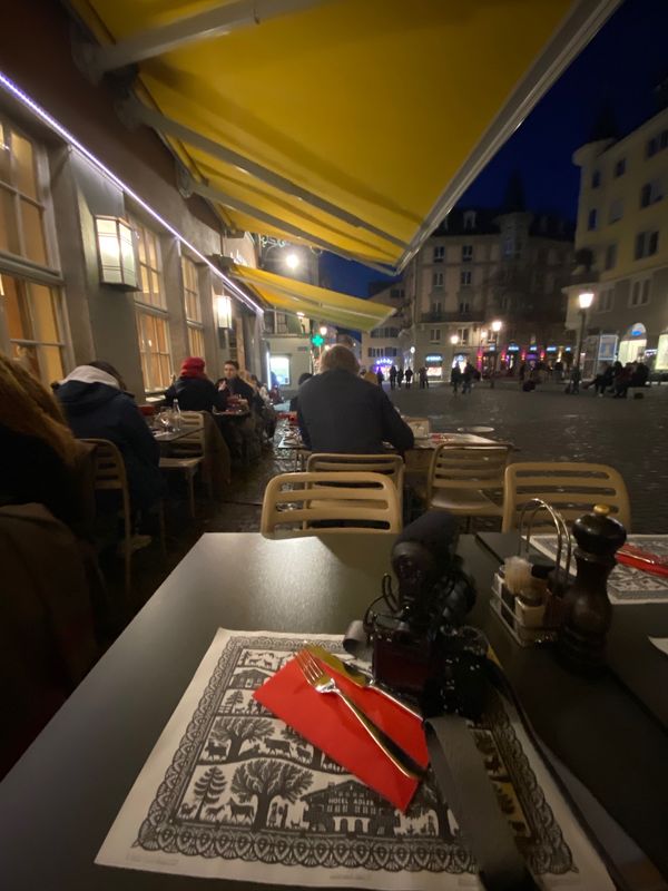 スイス・エネットビュルゲン「スイス エネットビュルゲン」の写真：ラクレットを食べにきた。この寒い中テラス...