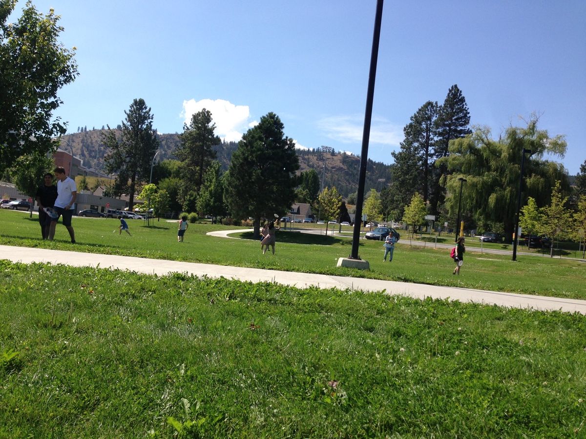 大学近くの湖と大学の中庭的なところ