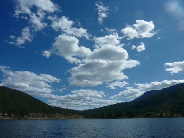 カナダ・バンクーバー「バンクーバー(2)」の写真：湖でヨット⛵️
こう見返すと、空含め自然...