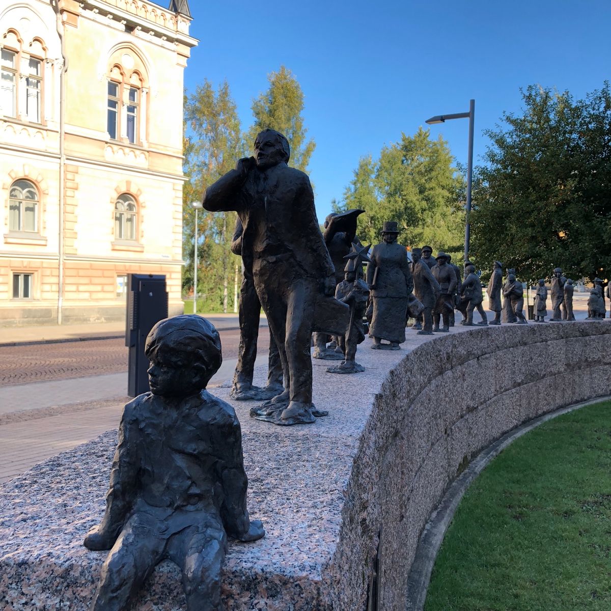 オウル市庁舎前の銅像たち。ある寒い日には誰かがマフラーを巻いてあげてました🧣