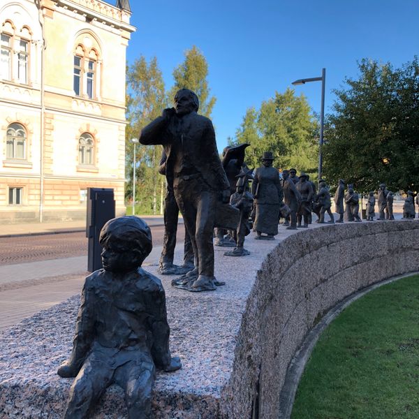 フィンランド・オウル「短期留学③」の写真：オウル市庁舎前の銅像たち。ある寒い日には...