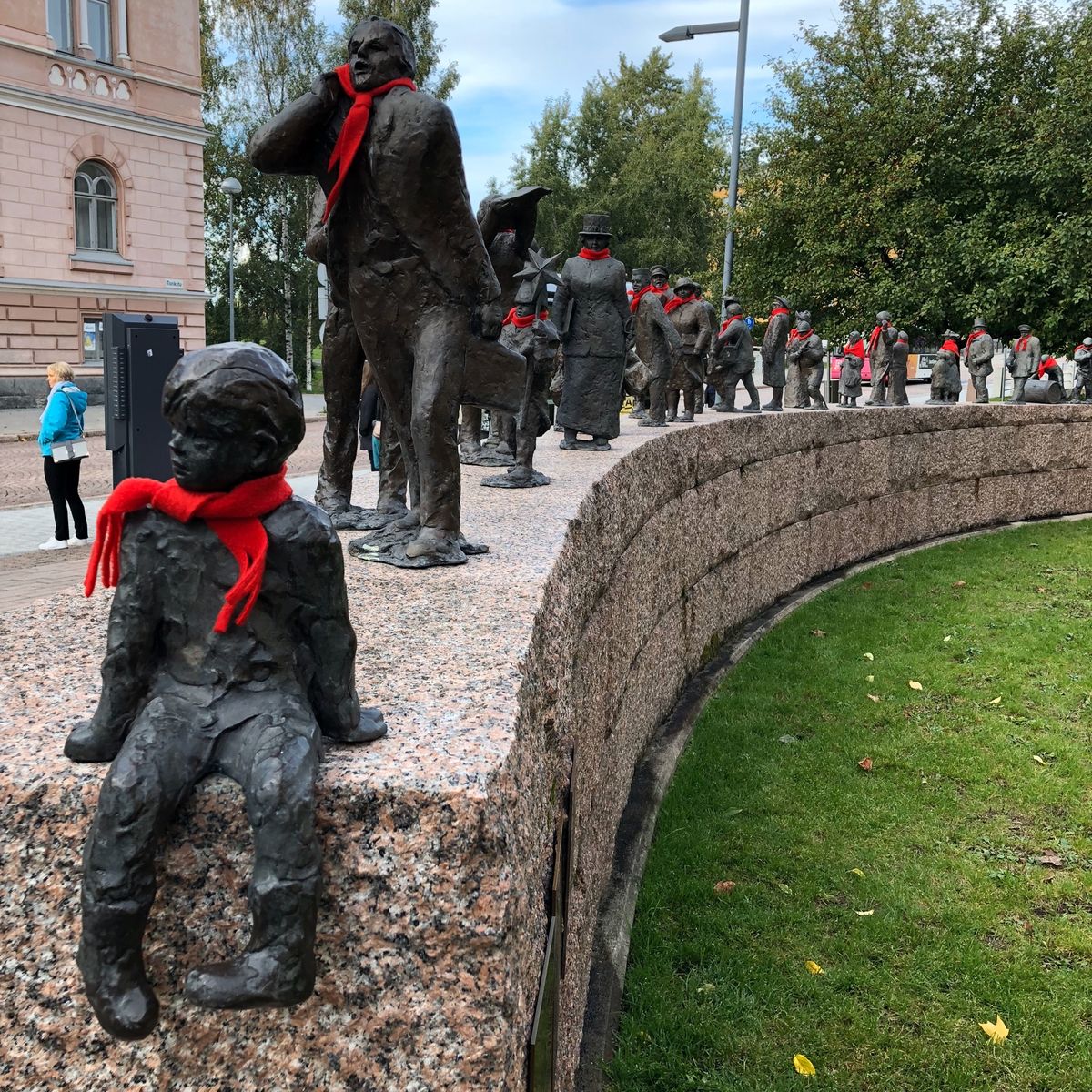 オウル市庁舎前の銅像たち。ある寒い日には誰かがマフラーを巻いてあげてました🧣