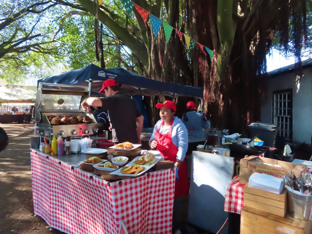 ステレンボスのワイン畑の近くにあるサンデーマーケットへ

南アフリカ料理は...