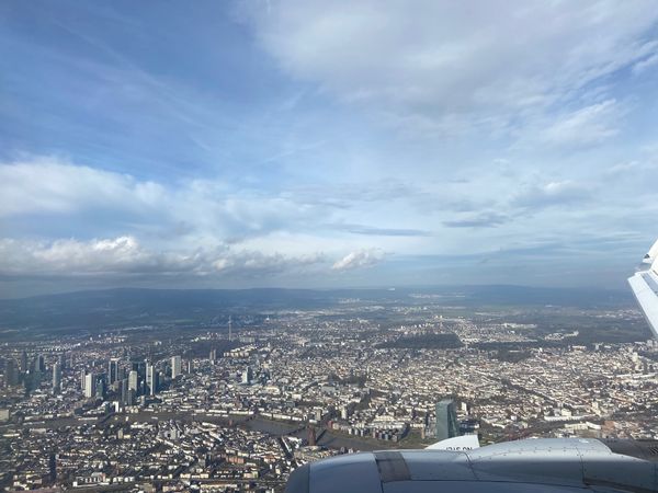 ドイツ・フランクフルト「ドイツ」の写真：機内からのフランクフルト中心部。
高層ビ...