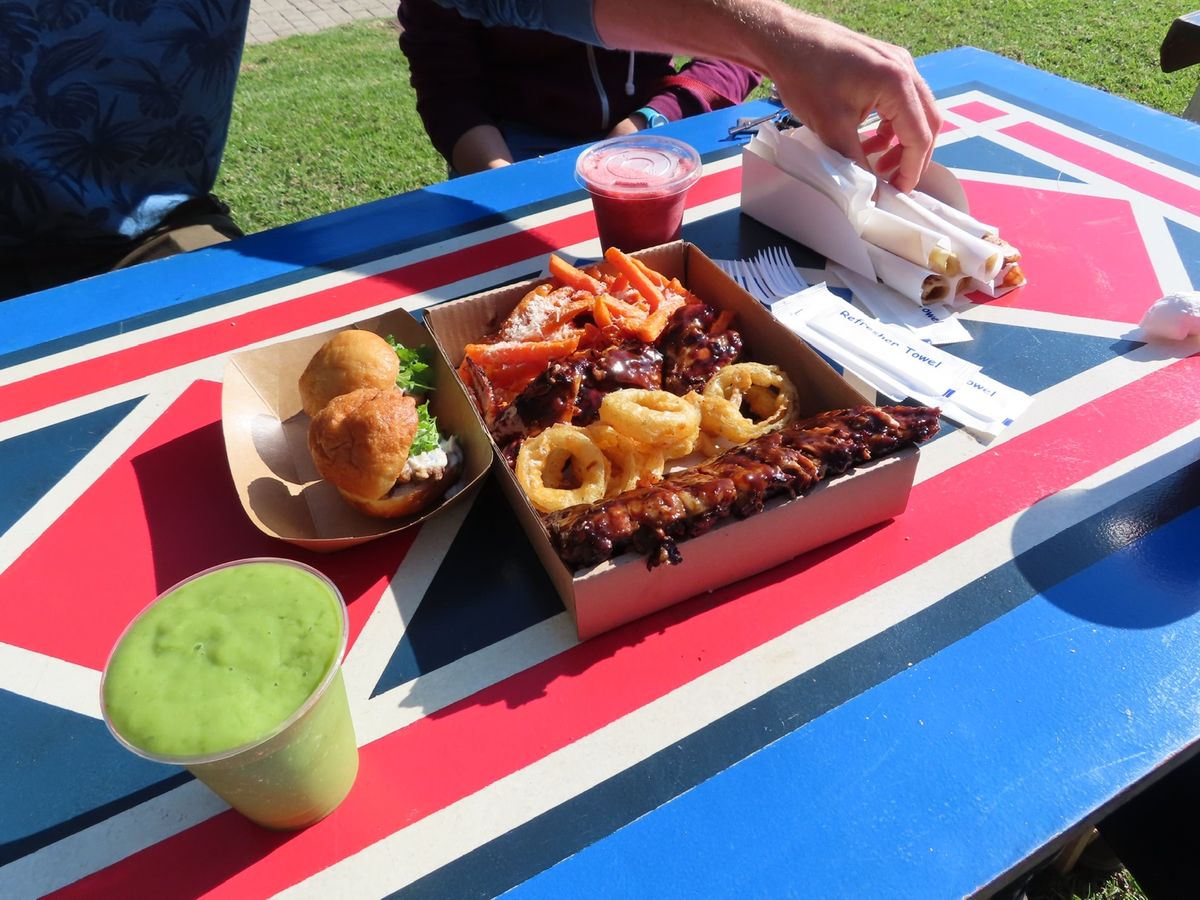 サンデーマーケットは本当にワンコ天国！
南アフリカの人たちは小型犬飼ってる...