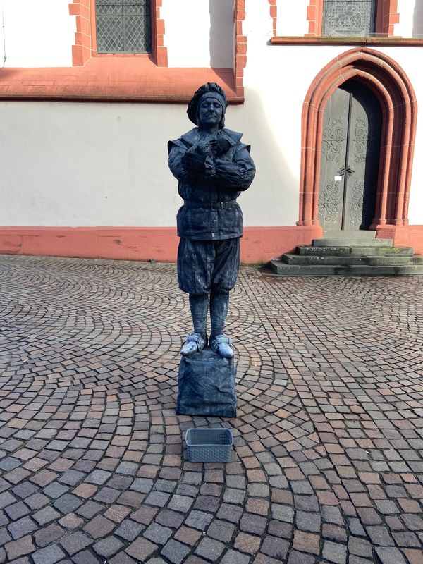 ドイツ・フランクフルト「ドイツ」の写真：銅像にしては小さい？！

いや、人間でし...