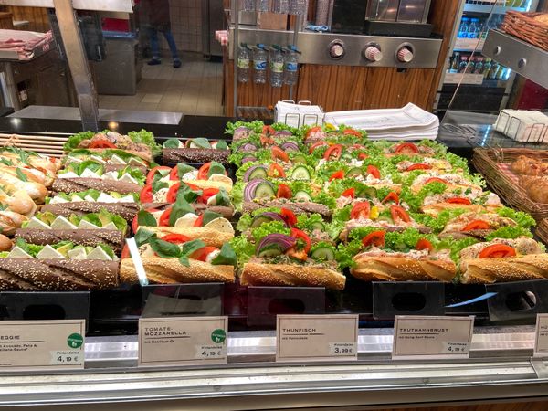 ドイツ・フランクフルト「ドイツ」の写真：ドイツはバゲットが美味しい〜
トマトとチ...