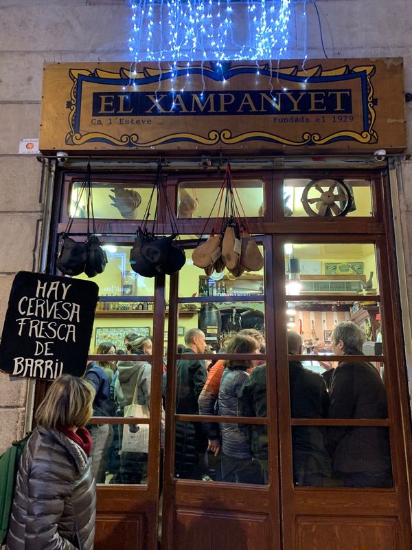 スペイン・バルセロナ「バルセロナ🇪🇸」の写真：有名なel xampanyet🍾
開店前...