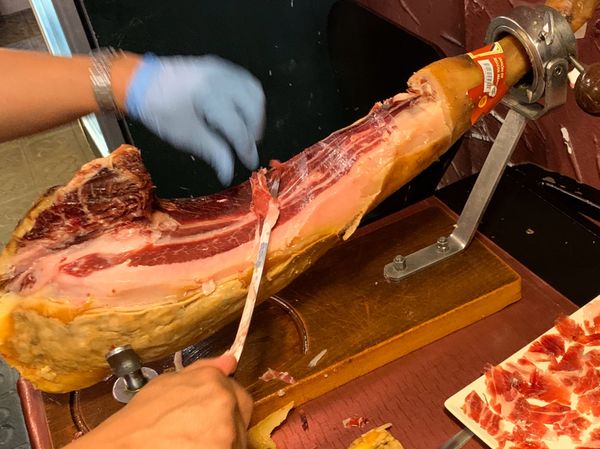 スペイン・バルセロナ「バルセロナ🇪🇸」の写真：バル巡り👏
本場の生ハムの美味しさに感動🥺