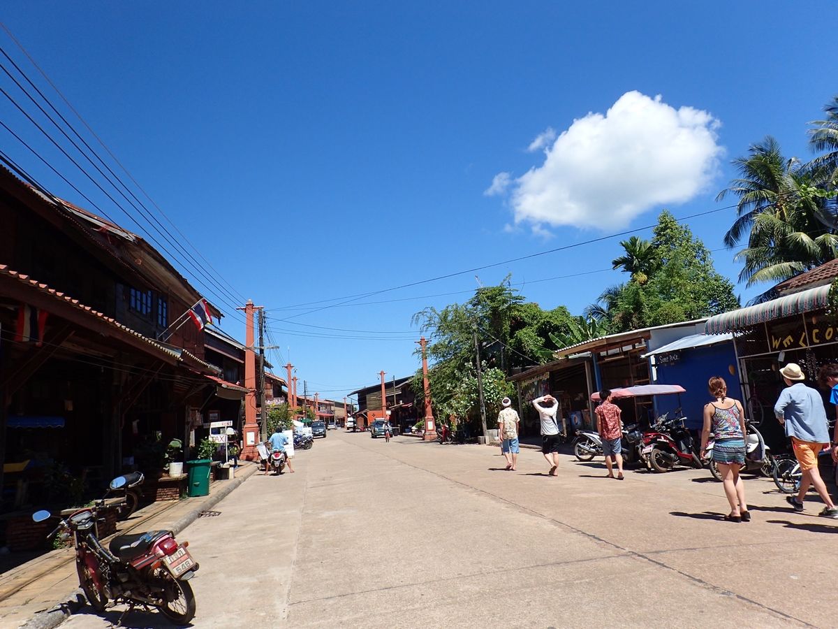 トラックの荷台に乗ってオールドタウンへランチ🍴