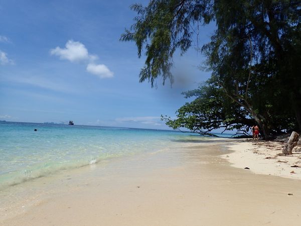 タイ・バンコク「2015 koh Lanta」の写真：洞窟に入って行きます。
中に入るとビーチ...