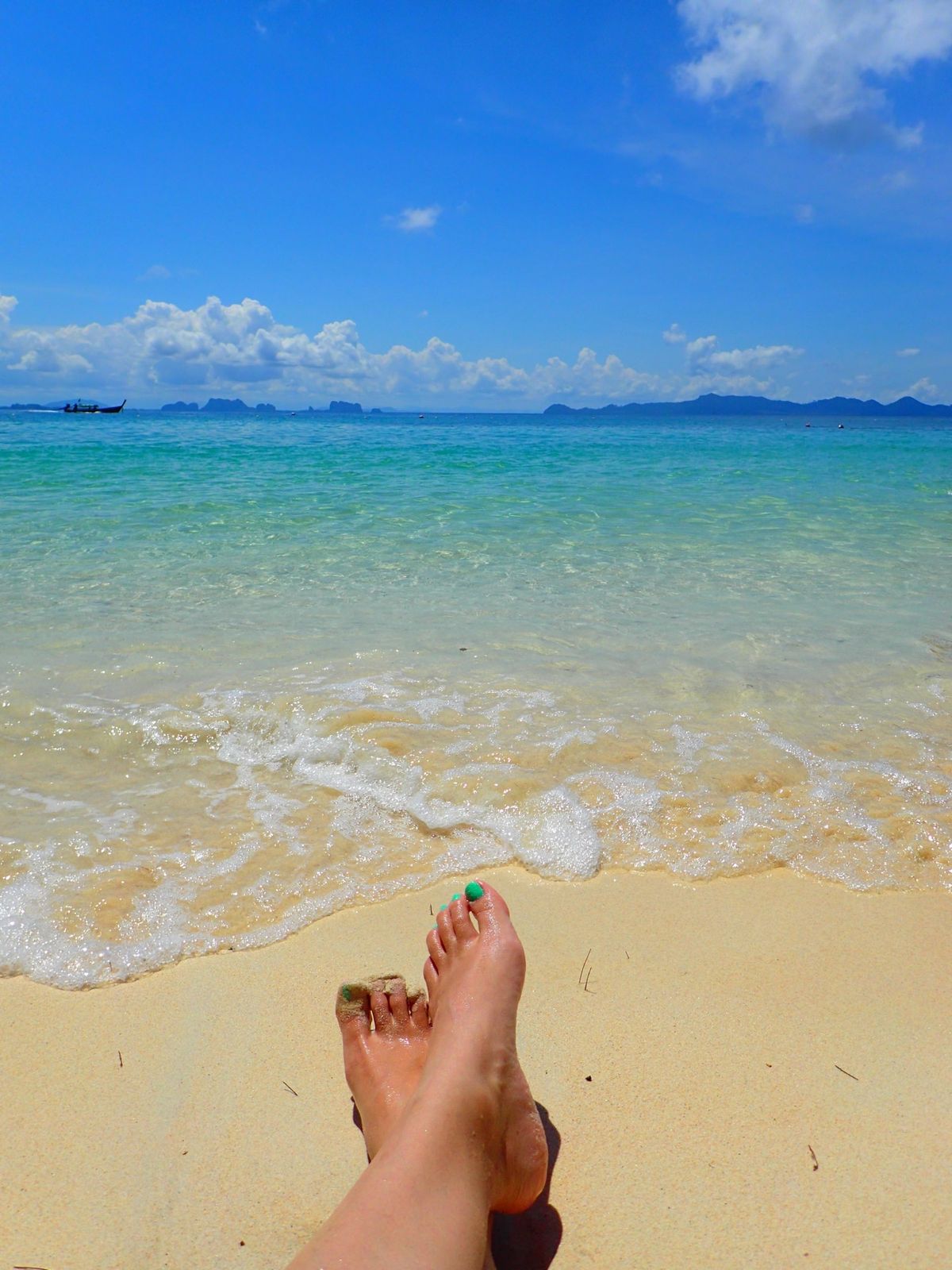 洞窟に入って行きます。
中に入るとビーチが現れる❗️