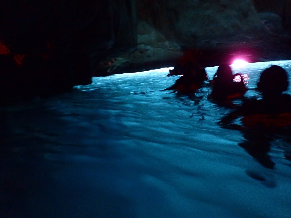 洞窟に入って行きます。
中に入るとビーチが現れる❗️