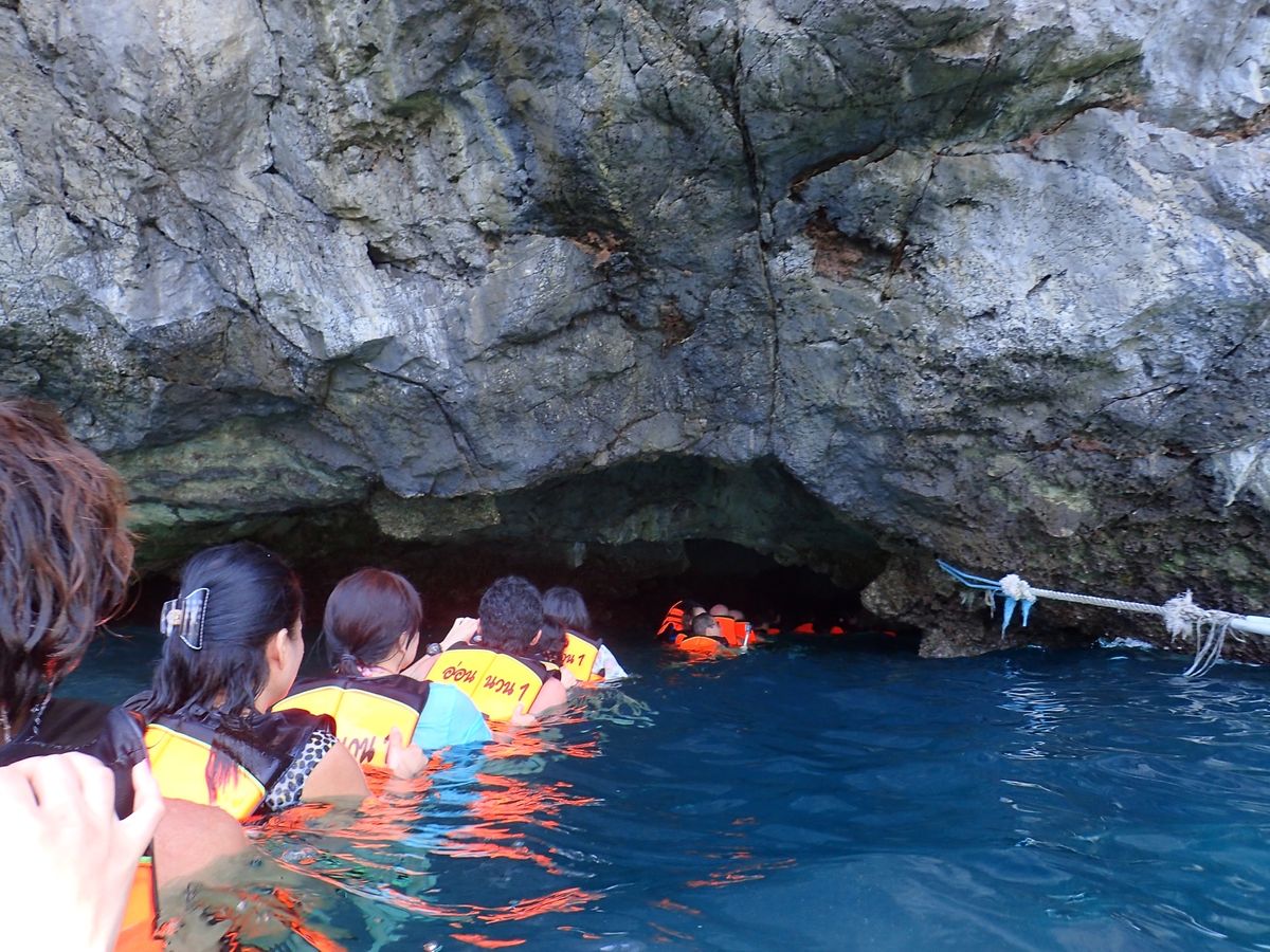 洞窟に入って行きます。
中に入るとビーチが現れる❗️