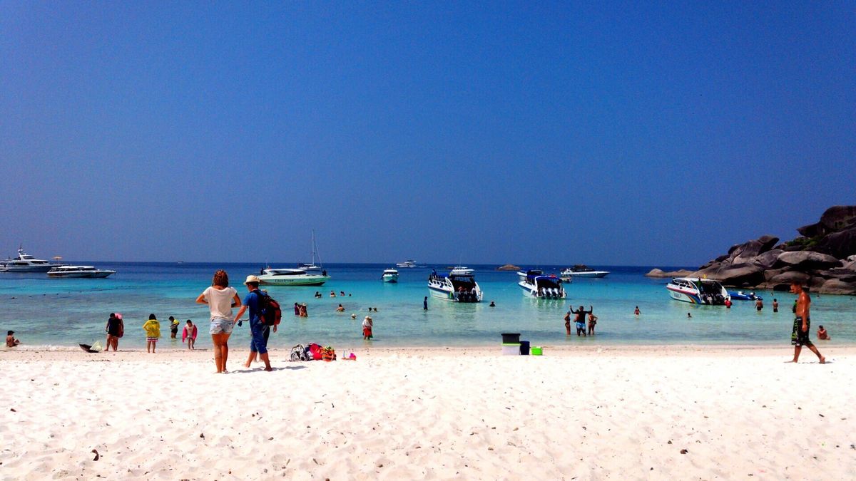 ダイビングのランチで上陸したシミラン諸島の島