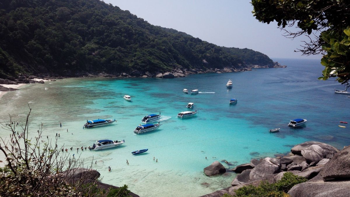 ダイビングのランチで上陸したシミラン諸島の島