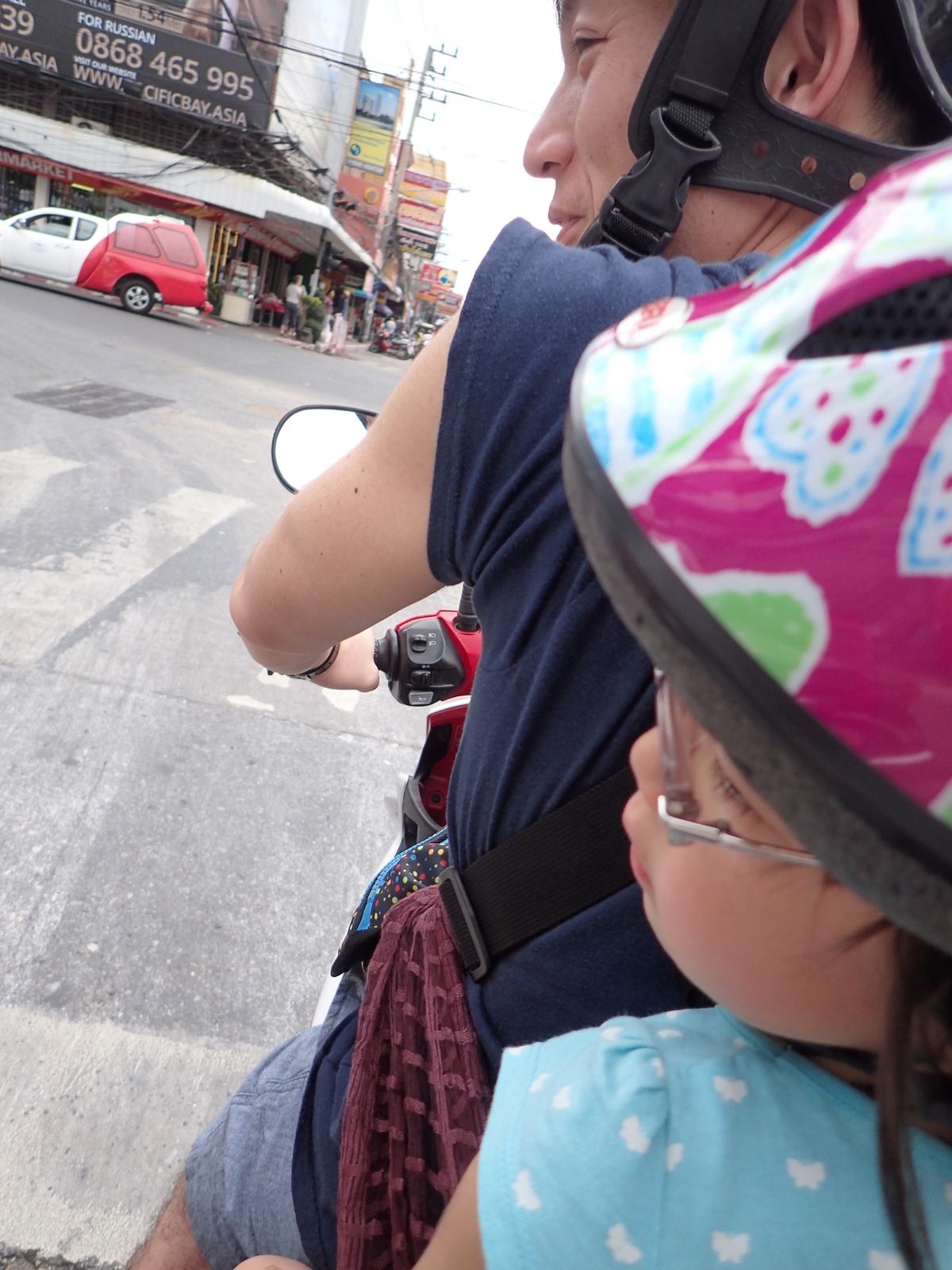 バンコクに早朝到着して、予約してたタクシーでパタヤへ。
さっそくバイクを借...