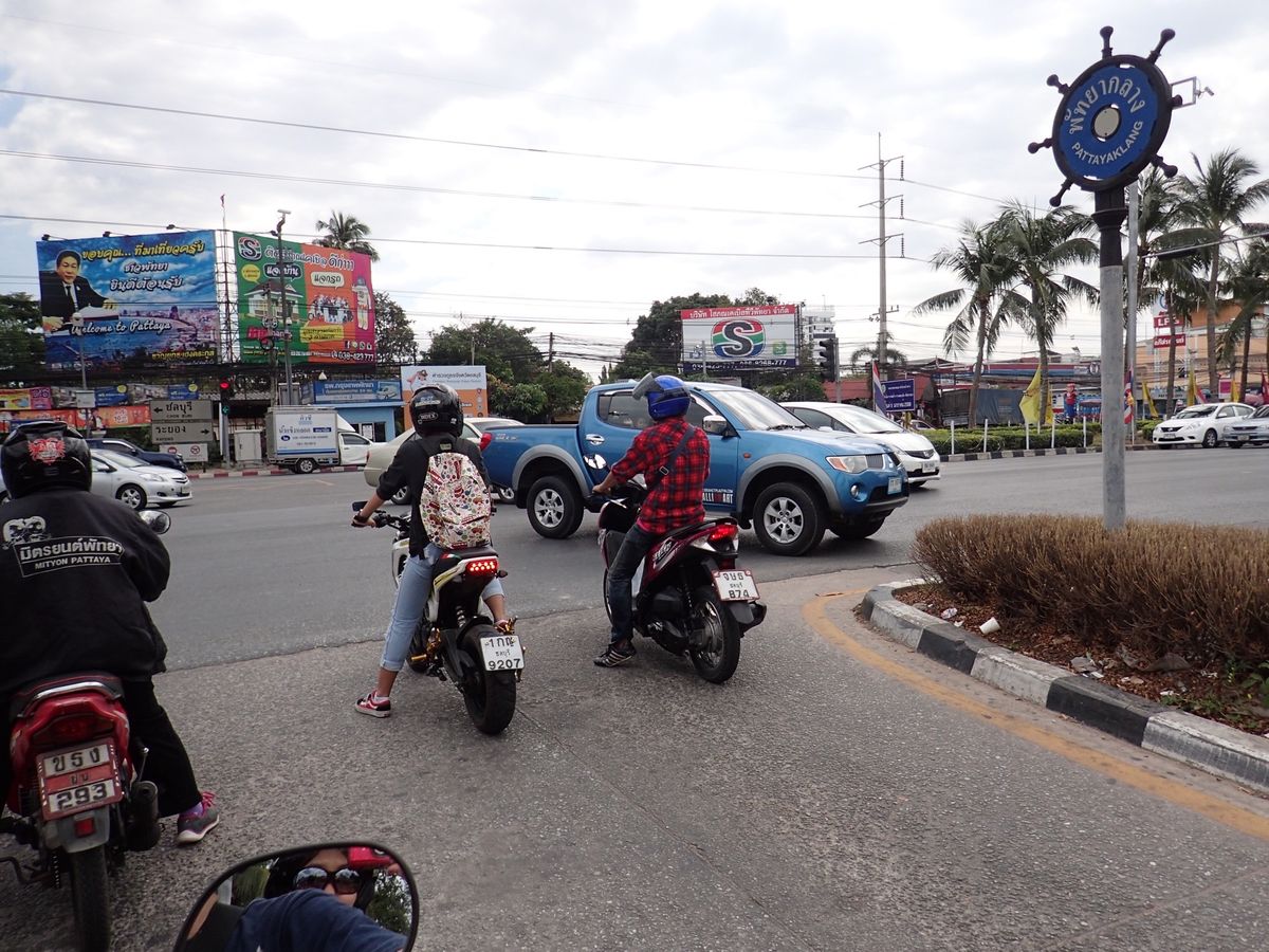 バンコクに早朝到着して、予約してたタクシーでパタヤへ。
さっそくバイクを借...