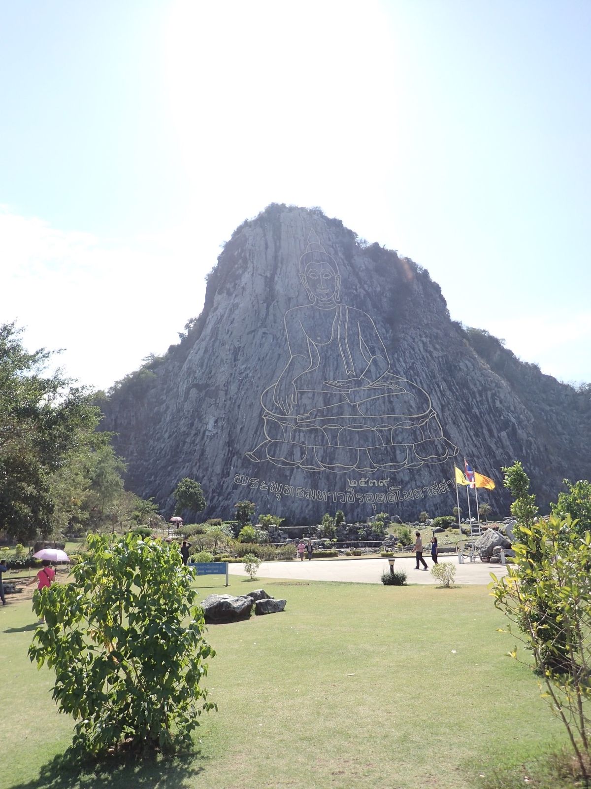 岩に仏様の絵が書かれてる