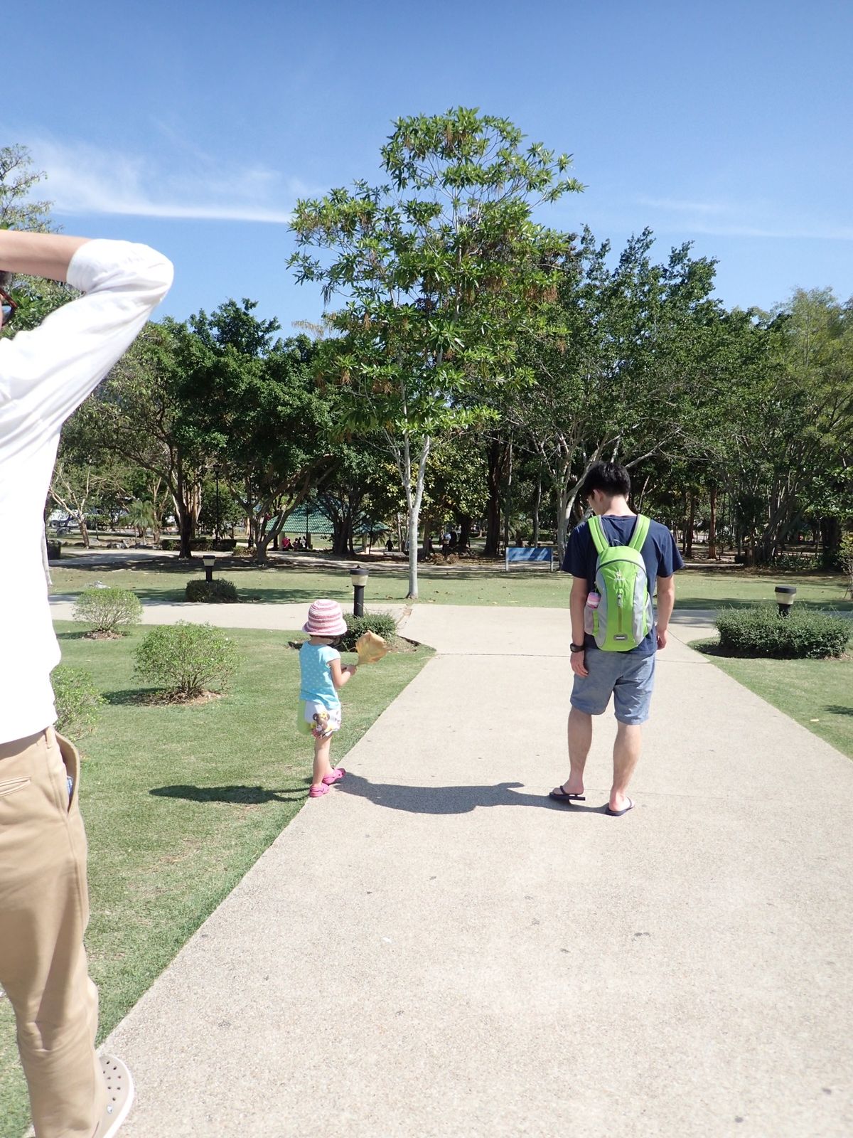 岩に仏様の絵が書かれてる