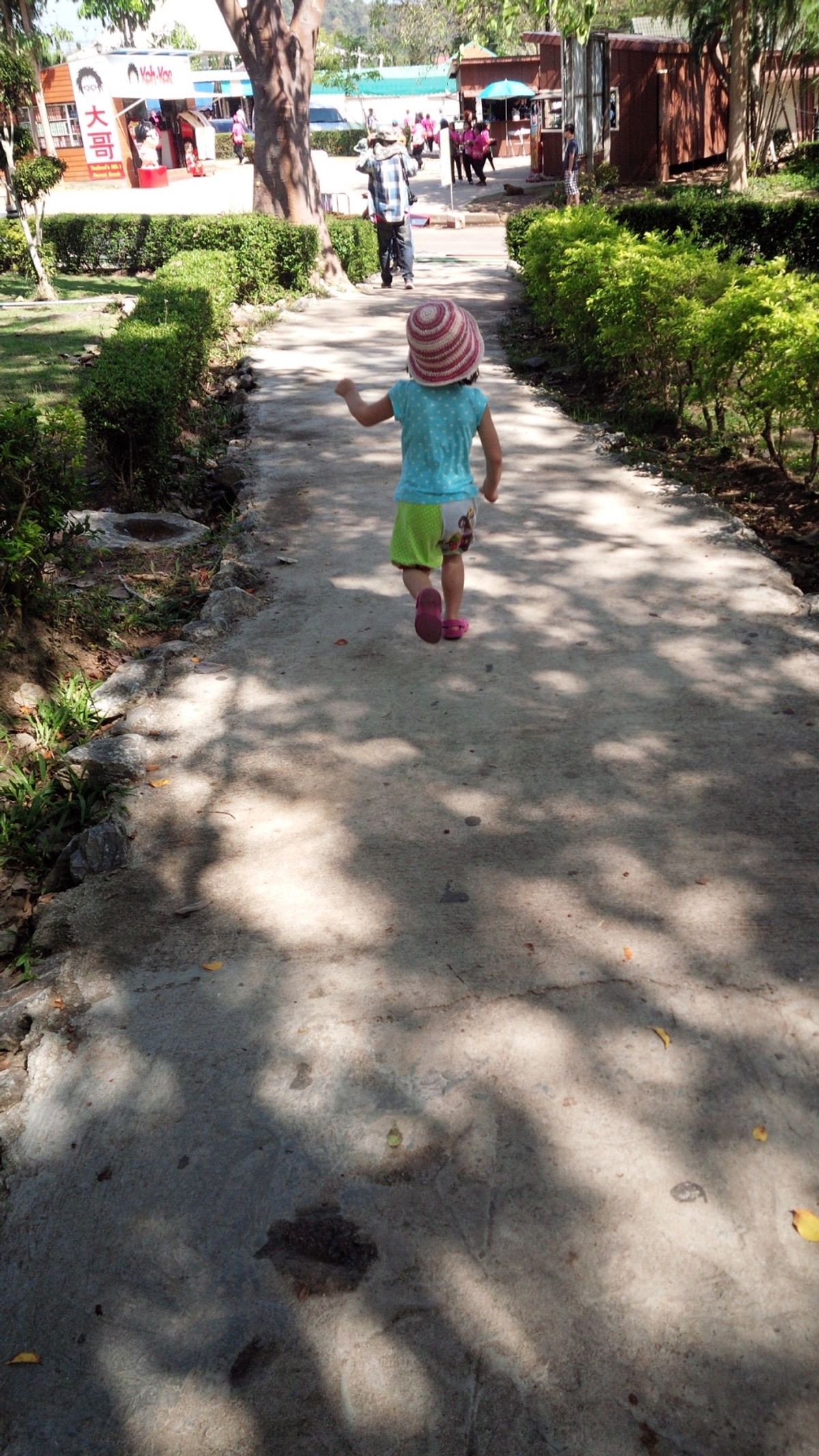 岩に仏様の絵が書かれてる