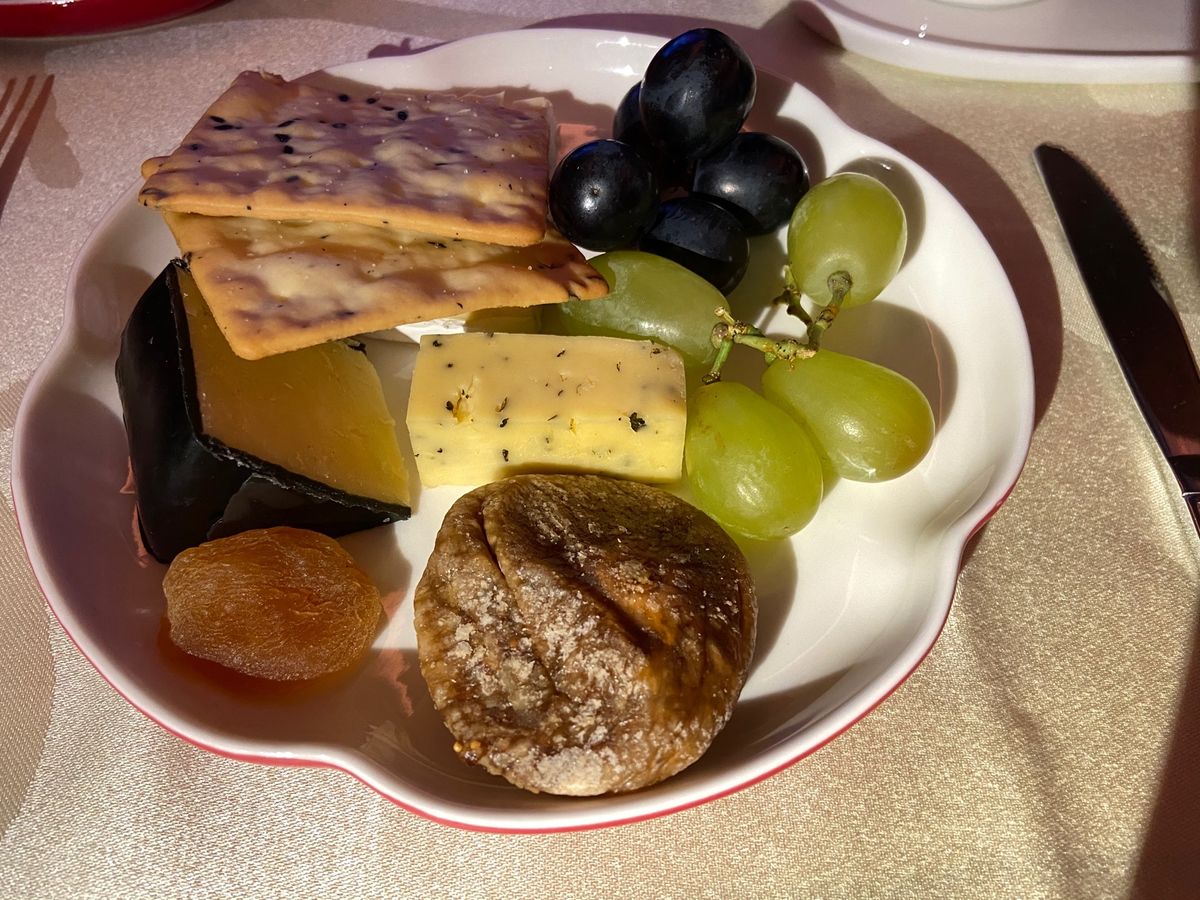 行きも思ったんだけど…
何でデザートにチーズとクラッカー？！

学習して、...