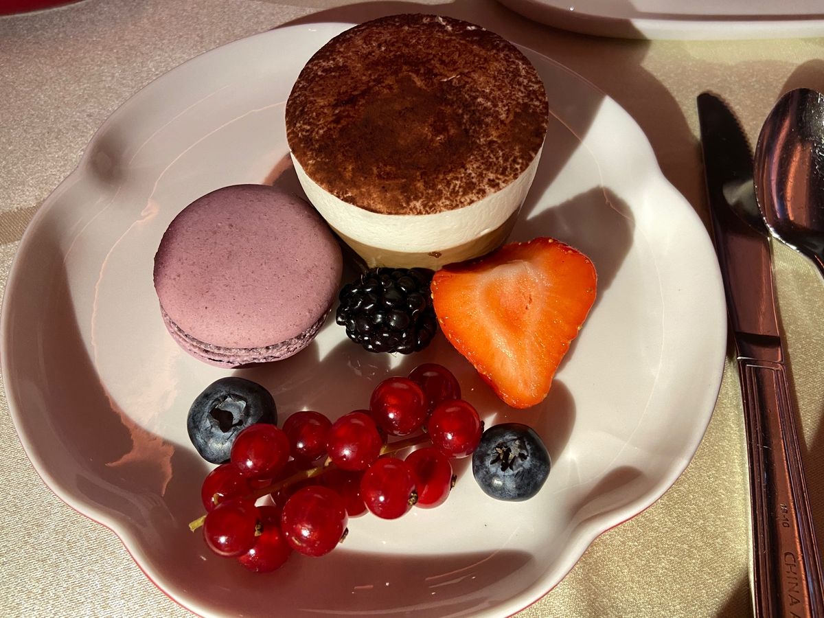 行きも思ったんだけど…
何でデザートにチーズとクラッカー？！

学習して、...