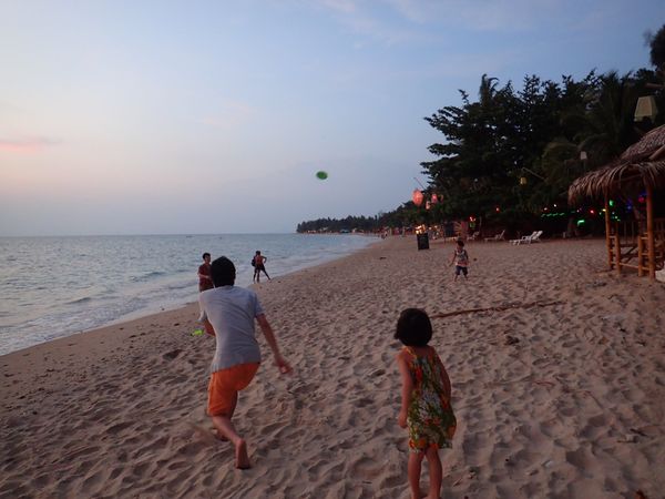 タイ・クラビ「2016 Koh Lanta  Krabi」の写真：毎日ビーチでフリスビー
ソムタムとカオニャオ