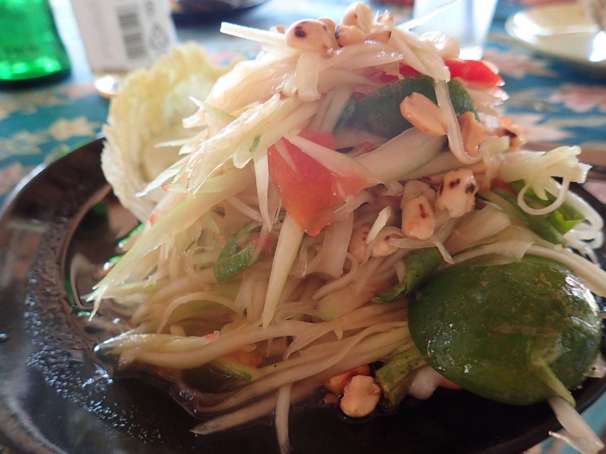 毎日ビーチでフリスビー
ソムタムとカオニャオ