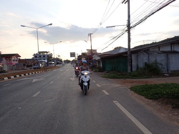 タイ・クラビ「2016 Koh Lanta  Krabi」の写真：静かなエリアを選んだら、レストランが周り...