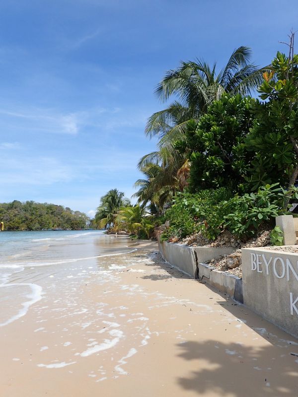 タイ・クラビ「2016 Koh Lanta  Krabi」の写真：ホテル前のビーチは、思ったよりきれかった...