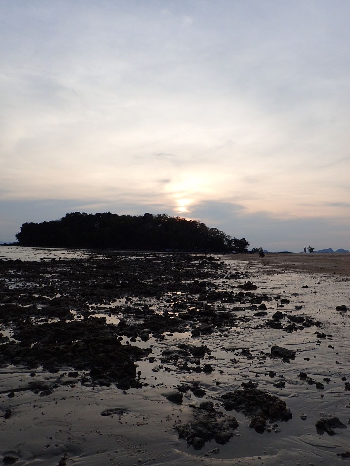 ホテル前のビーチは、思ったよりきれかった😄
雨季はいる前なのに、海も荒れて...