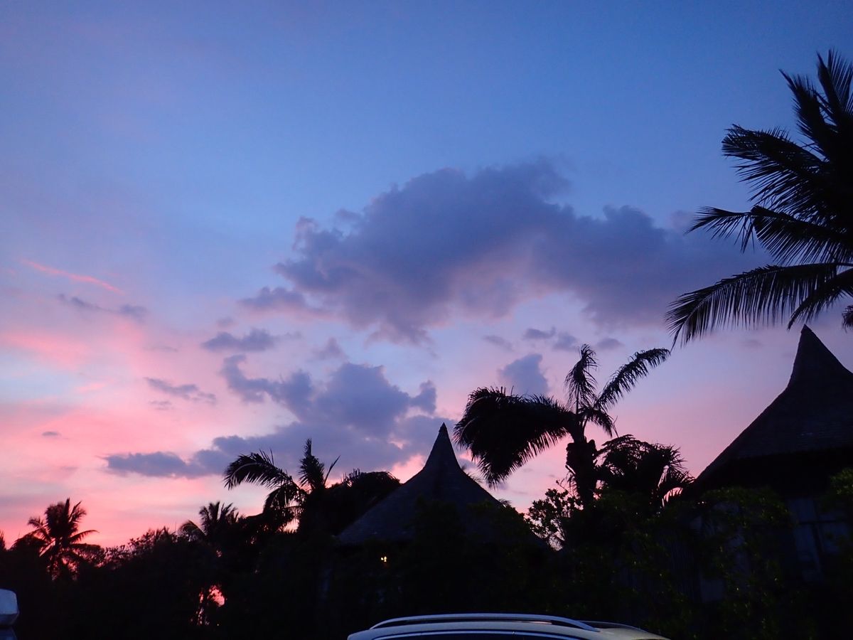 ホテル前のビーチは、思ったよりきれかった😄
雨季はいる前なのに、海も荒れて...