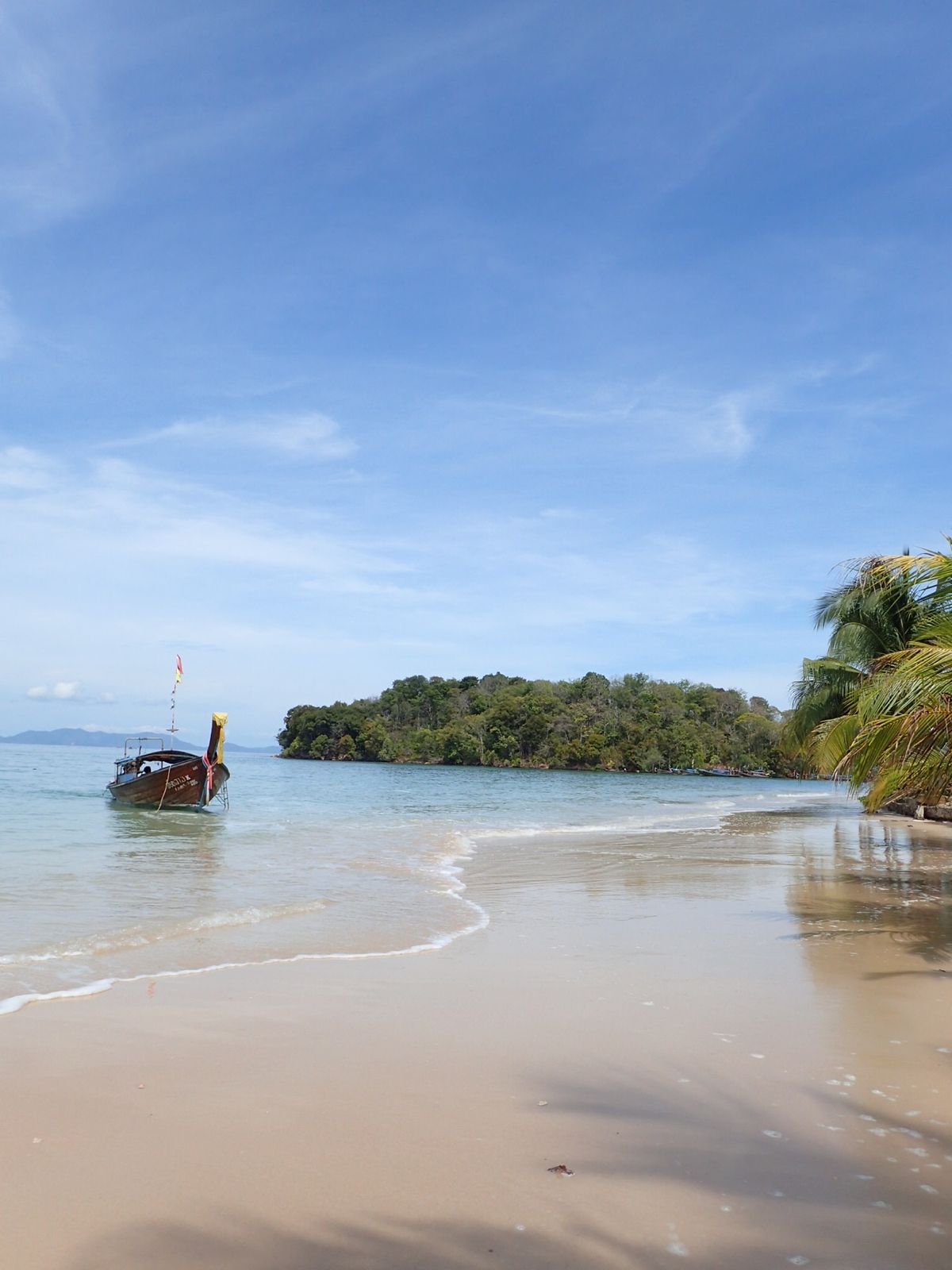 ホテル前のビーチは、思ったよりきれかった😄
雨季はいる前なのに、海も荒れて...