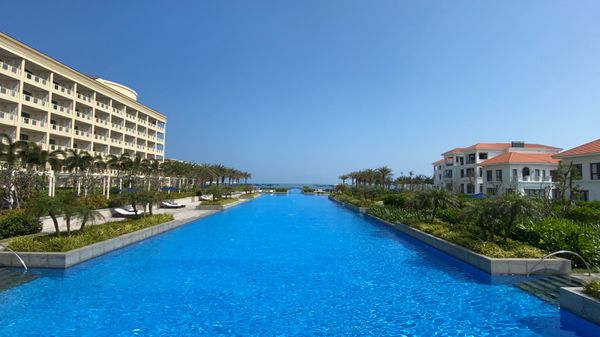 ベトナム・ダナン「ダナン・ホイアン」の写真：シェラトングランドダナン
プールが全長2...