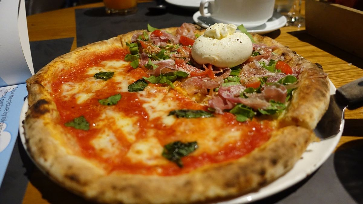 ベトナムで人気のピザ店、ピザフォーピース。
実は創業者は日本人。
内容も充...