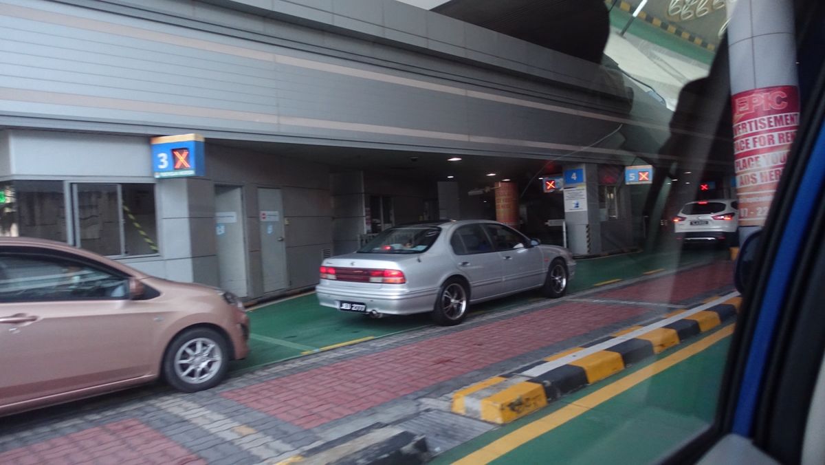 国際タクシー
シンガポール＝ジョホールバル間を越境する方法のうちの1つに国...