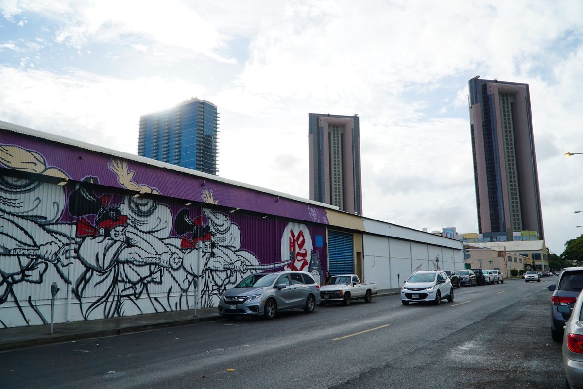 カカアコ　ウォールアート
レンタカーで行くのがおすすめ。