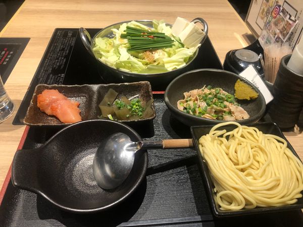 日本・佐賀県「弾丸九州3県1人旅」の写真：福岡　博多
①もつ鍋
②芋けんぴ専門店で...