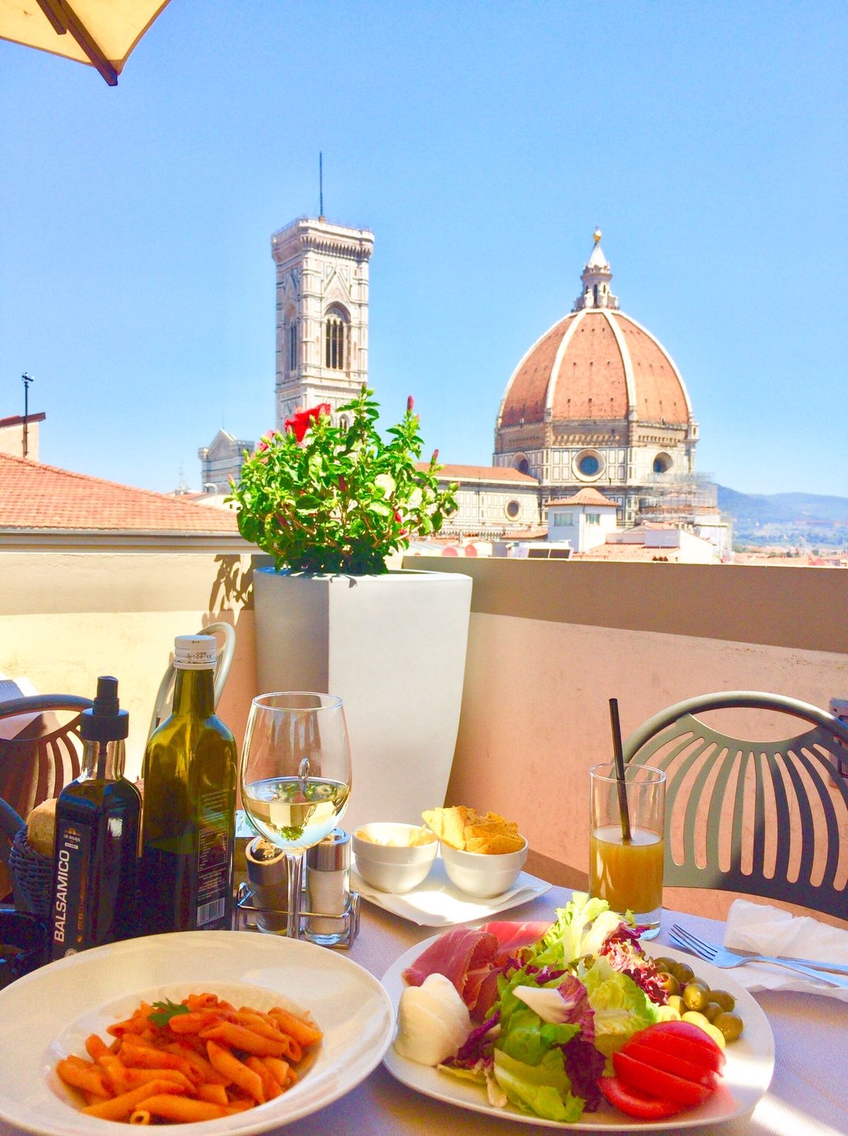 美しいドォーモを見ながらのランチ♡
サンタマリア ノヴェッラ教会とピサの斜塔。