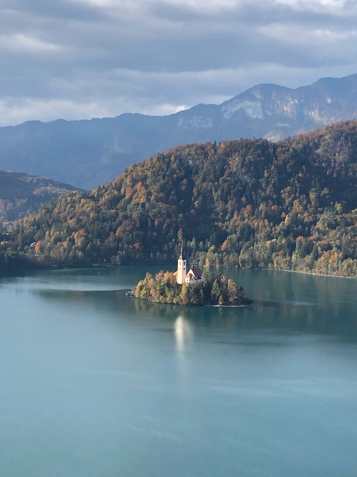 ブレッド湖に浮かぶ島が美しい♡名物のクリームケーキも。